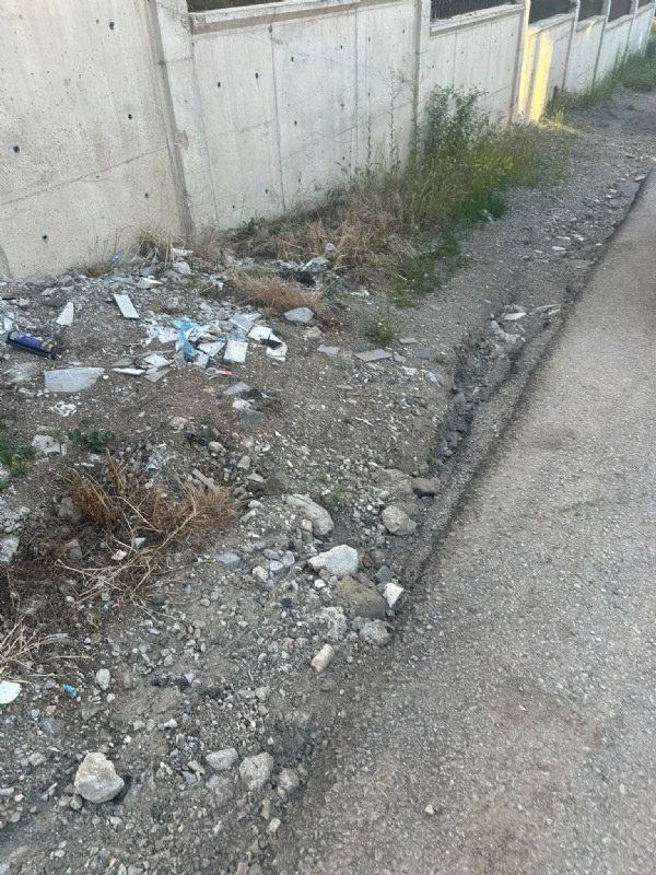 Dikmen'de yol kenarlarına atılan moloz yığınları çevre ve görüntü kirliliği oluşturdu.