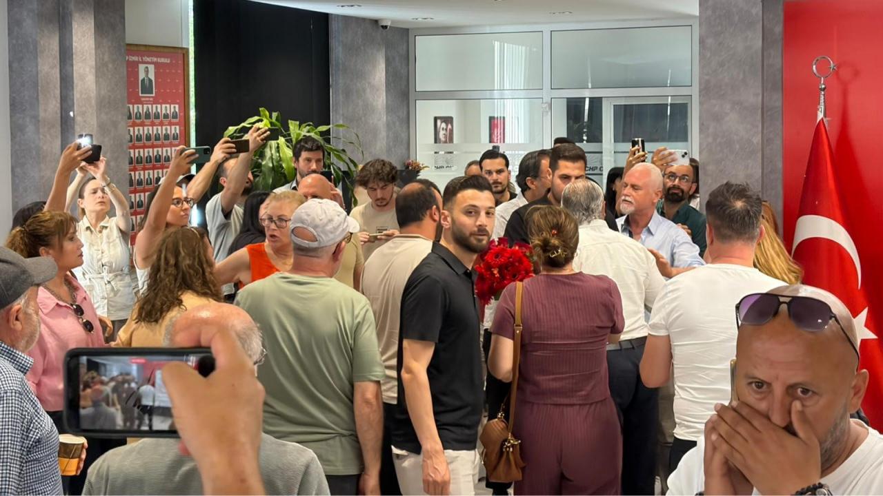 CHP İzmir İl Başkanlığı'nda 'Karanfil' gerginliği