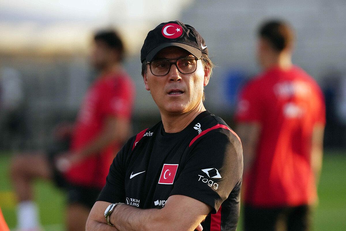 A Milli Takım Teknik Direktörü Vincenzo Montella açıklama yaparken