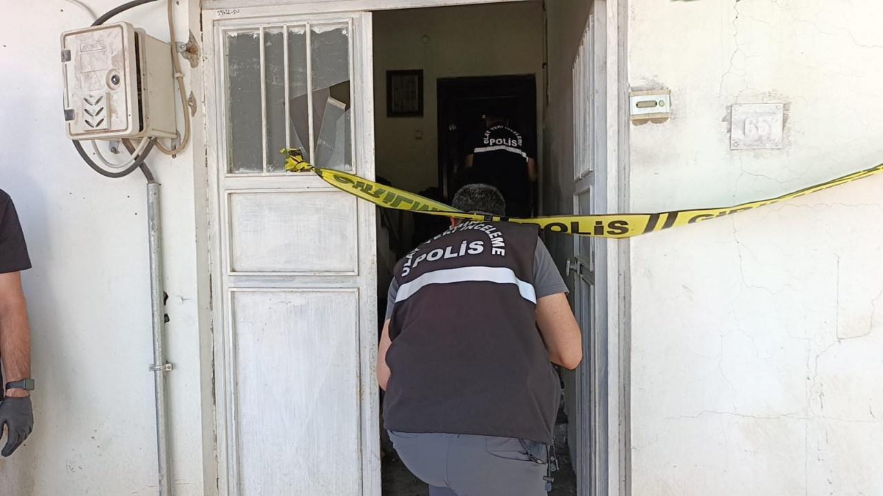 Polis memuru kaldığı evde ölü bulundu.