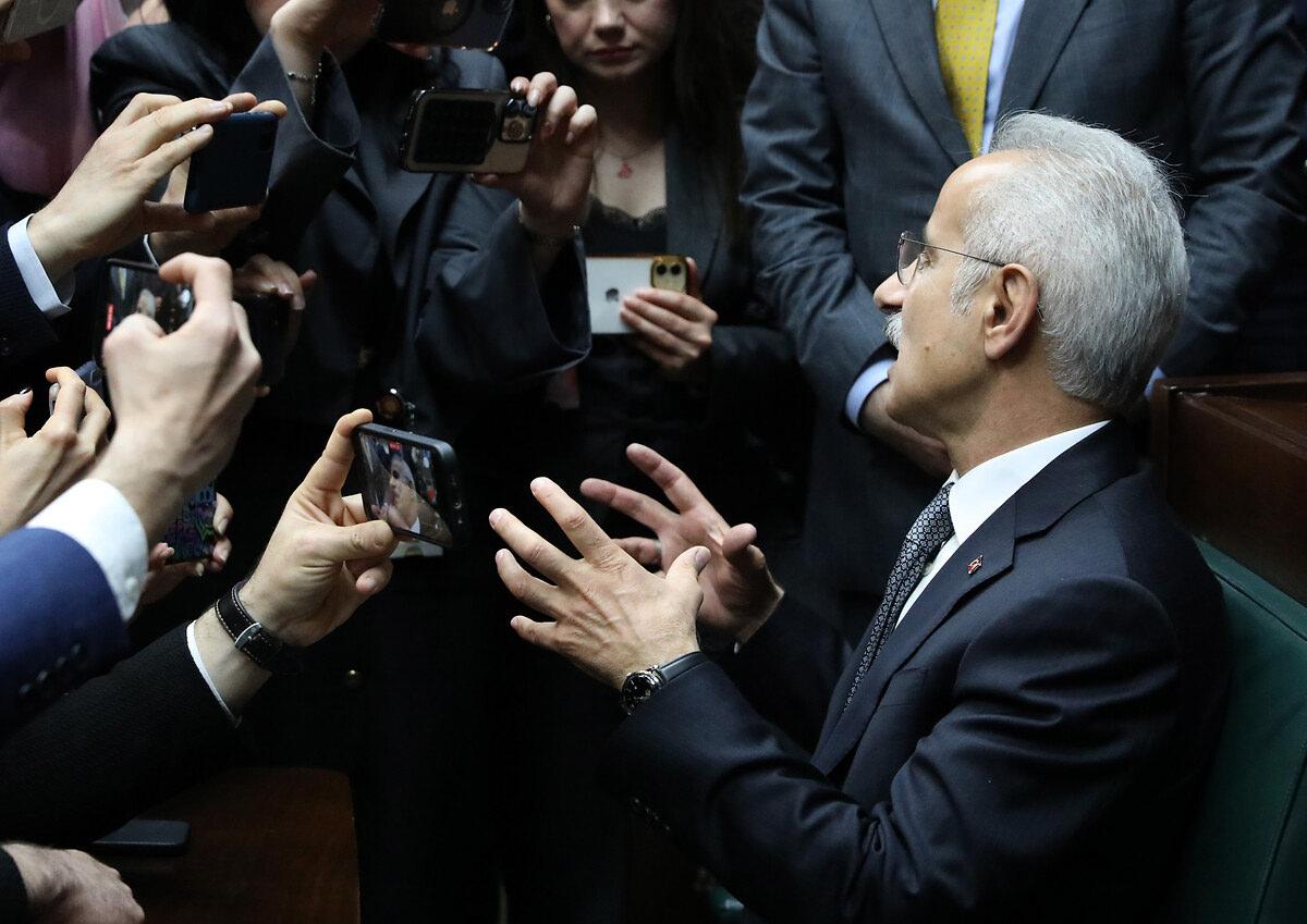 Ulaştırma ve Altyapı Bakanı Abdulkadir Uraloğlu 29 Nisan 2026 tarihinde düzenlenen AK Parti Grup Toplantısı'nda basın mensuplarının sorularını yanıtlarken.