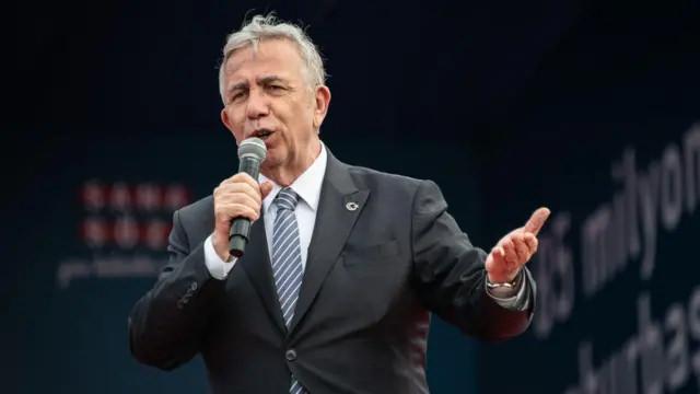 Mansur Yavaş'ın siyasi bir toplantıda konuşma yaparken çekilmiş bir fotoğrafı