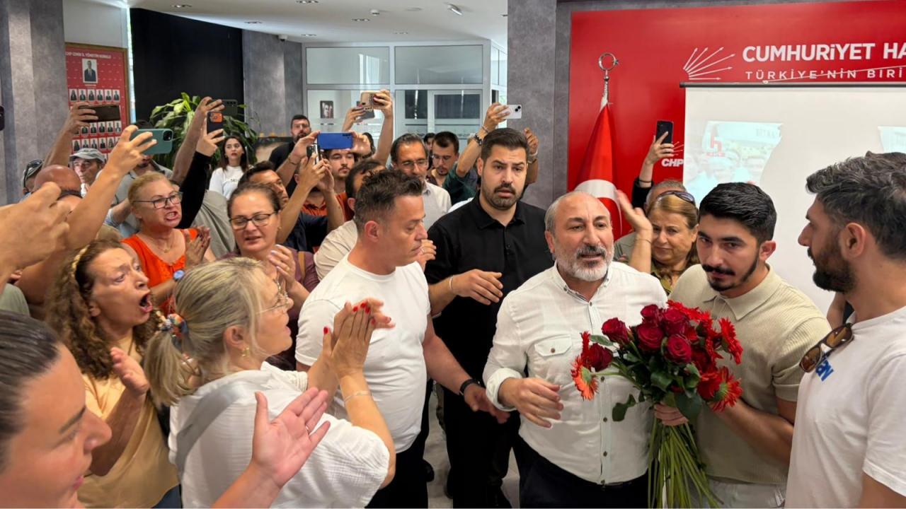 Gümrükçü'ye yakın isimler çiçek getirdi, arbede çıktı.