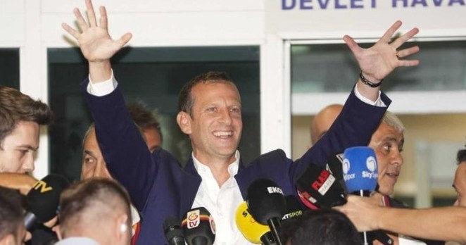 Galatasaraylı yöneticiler ve menajer George Gardi'nin transfer görüşmesi yaptığı hayali bir sahne.