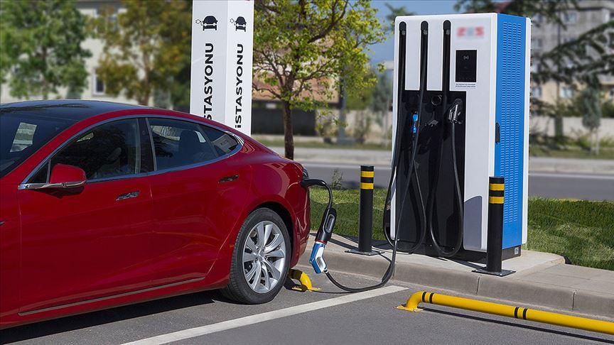 Türkiye'de elektrikli araç şarj ağı gelişiyor, şarj soketi sayısı artıyor.