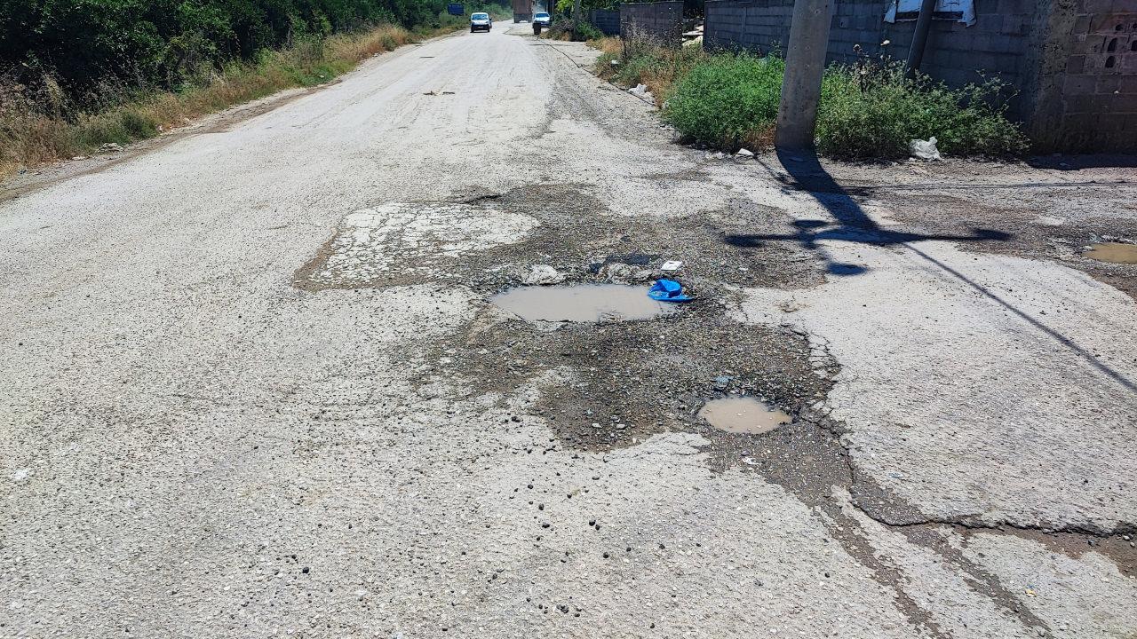 Vatandaş belediyeden umudu kesince cebinden para verip çukura beton döktü.
