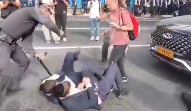 ABD'de sokaklar karıştı: Askere gitmek istemeyeni copla d&ouml;vd&uuml;ler