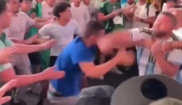 ABD'nin en &uuml;nl&uuml; meydanı savaş alanına d&ouml;nd&uuml;! 2 &uuml;lke taraftarları birbirine girdi
