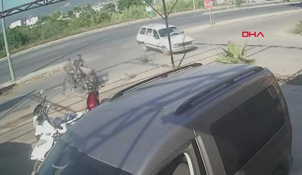 Antalya'da otomobille &ccedil;arpışan motosikletli metrelerce savruldu