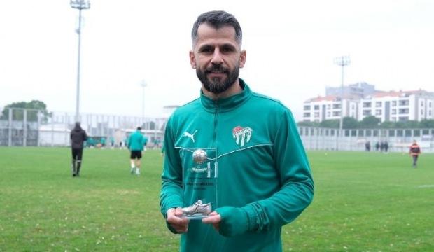Bursaspor i&ccedil; transferde ilk imzayı attırdı! Tecr&uuml;beli isim takımda kaldı