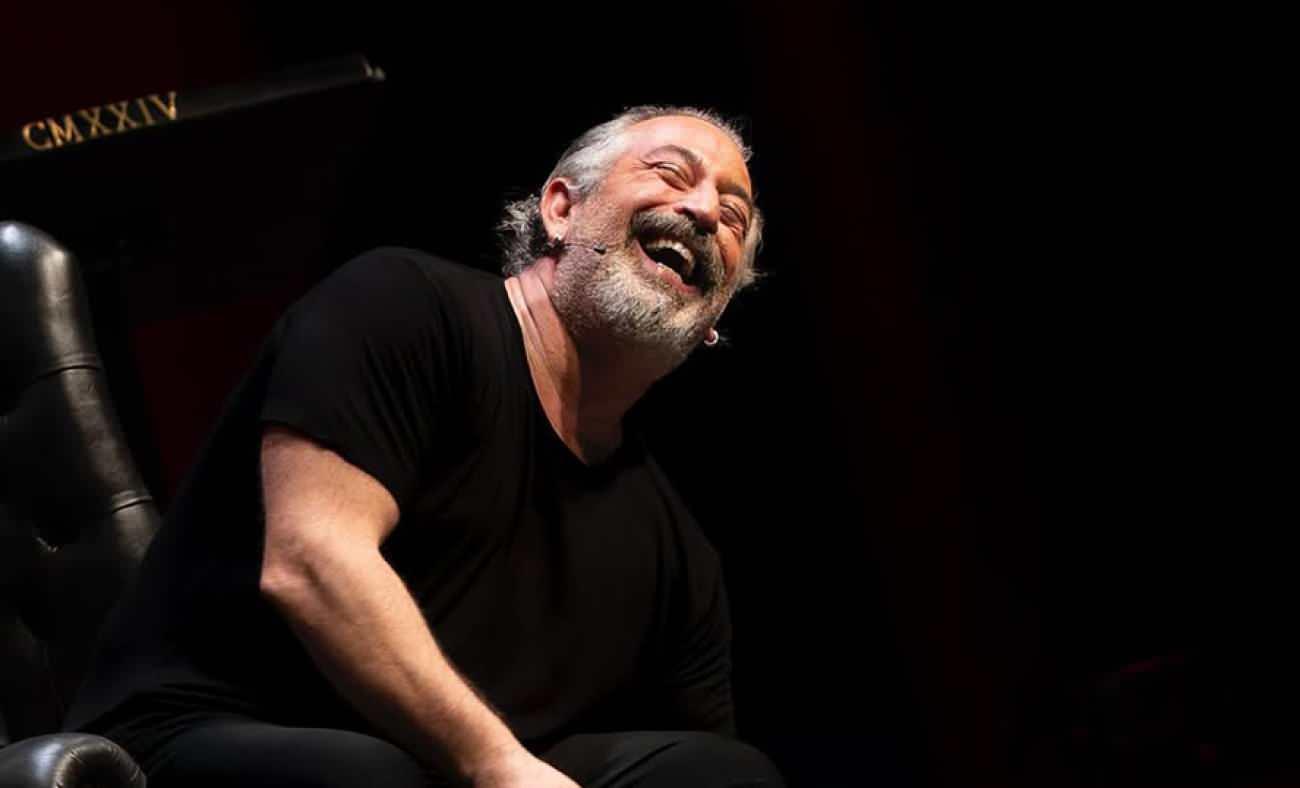 Cem Yılmaz'dan 53 yaşında imaj değişikliği! Sa&ccedil;ları boyatması g&uuml;ndem oldu