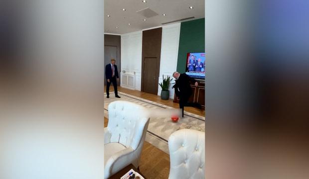 &Ccedil;orum'da renkli diplomasi: B&uuml;y&uuml;kel&ccedil;i ile belediye başkanı top oynadı