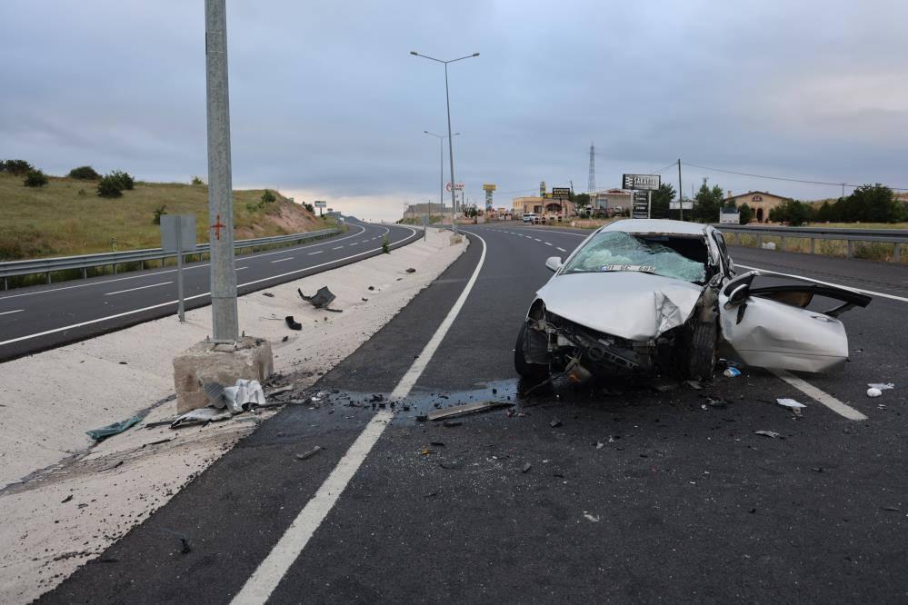Nevşehir'de meydana gelen trafik kazasında hurdaya dönen otomobil.