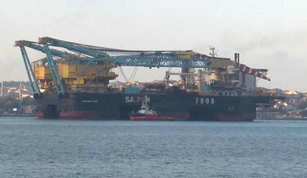 D&uuml;nyanın en b&uuml;y&uuml;k &uuml;&ccedil;&uuml;nc&uuml; vin&ccedil; gemisi İstanbul Boğazı'ndan ge&ccedil;iyor