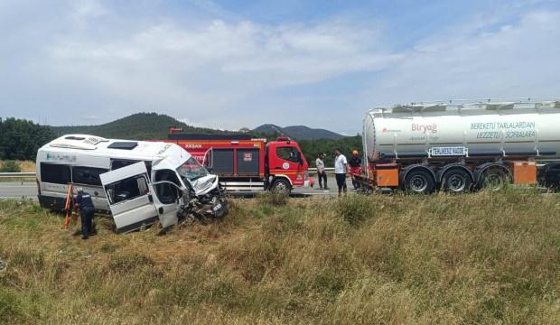 Edirne'de personel servisi, tankere &ccedil;arptı: 16 yaralı