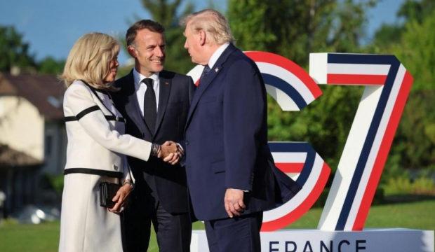 G7 Zirvesi'nde tokalaşma krizi: Trump Brigitte Macron'un elini bırakmadı