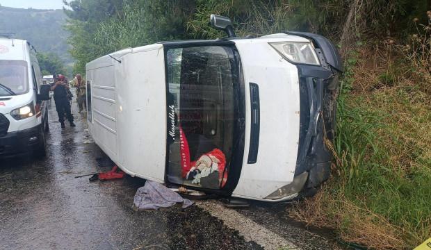 İzmir'de iş&ccedil;i servisi devrildi; 1 &ouml;l&uuml;, 1'i ağır 10 yaralı