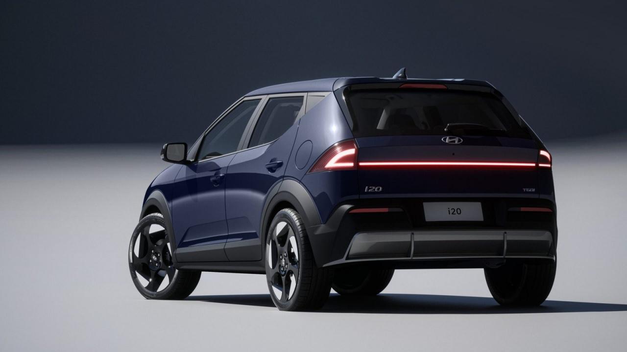 Crossover karakteriyle dikkat çeken yeni Hyundai i20, modern ışık imzası ve yenilenen hatlarıyla gelecekteki küresel modelin ipuçlarını veriyor.