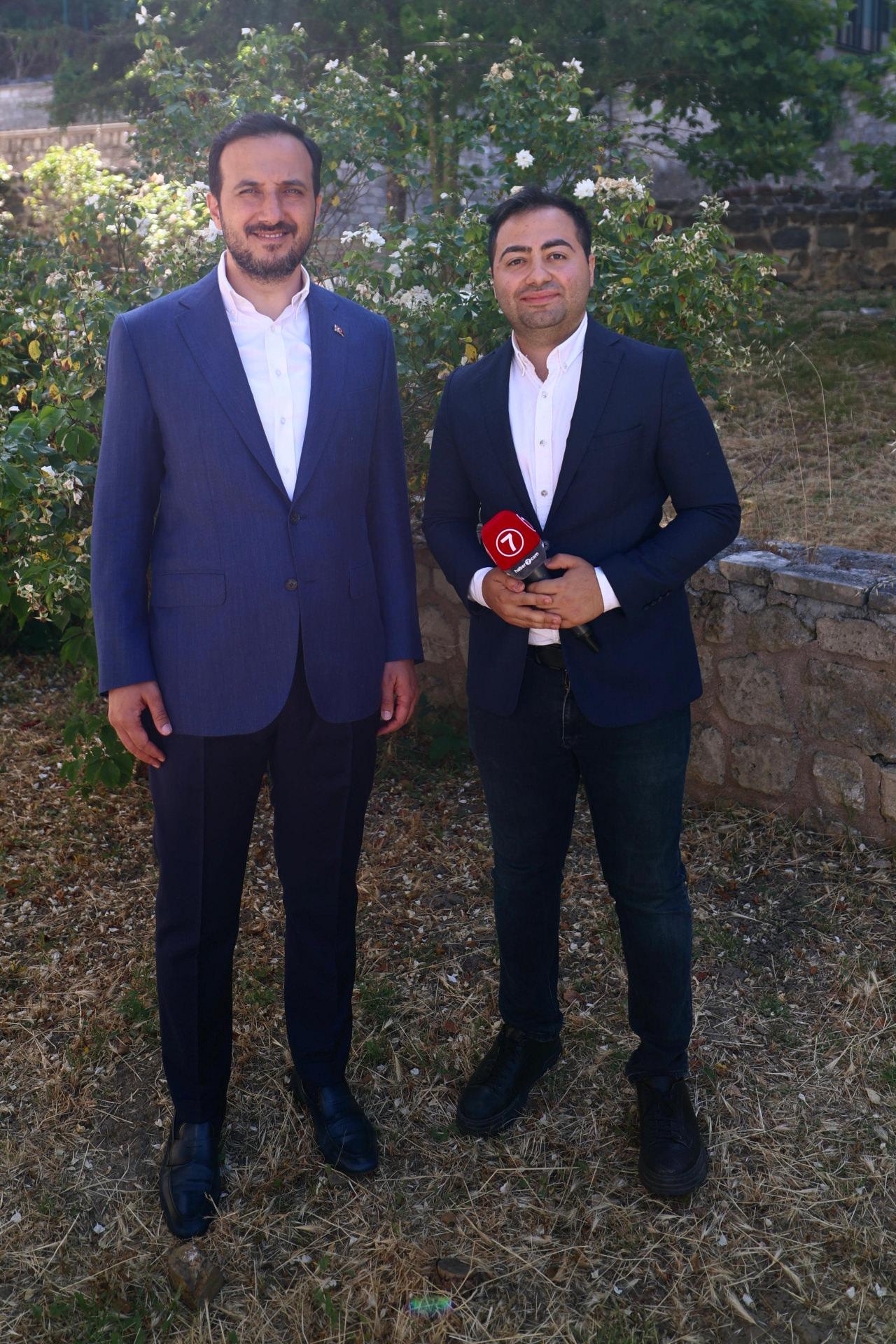 AK Parti İstanbul İl Başkanı Abdullah Özdemir, "İstanbul Beklemez" kampanyasını değerlendirirken görülüyor.