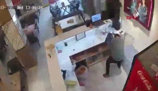 Hakkari'de bir kafede patlama: Bir anda her yer savaş alanına d&ouml;nd&uuml;!
