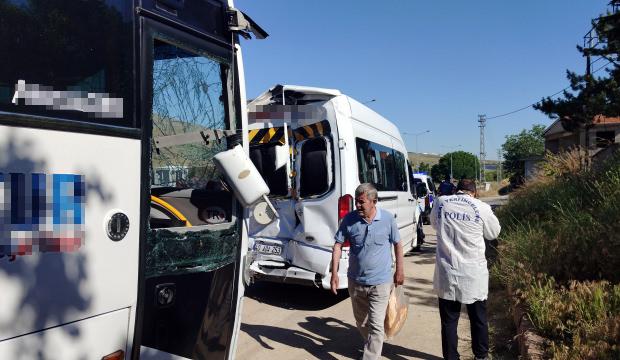 Kırşehir'de iş&ccedil;i servisleri &ccedil;arpıştı: 1'i ağır 17 yaralı