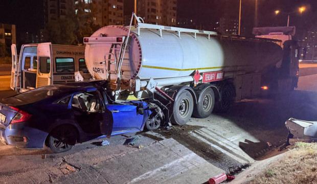 Otomobil tıra &ccedil;arptı: Baba &ouml;ld&uuml;, 2 &ccedil;ocuğu yaralandı