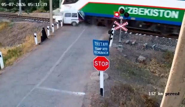 &Ouml;zbekistan'da ihlal can aldı: Y&uuml;k treni kırmızı ışıkta ge&ccedil;en araca &ccedil;arptı
