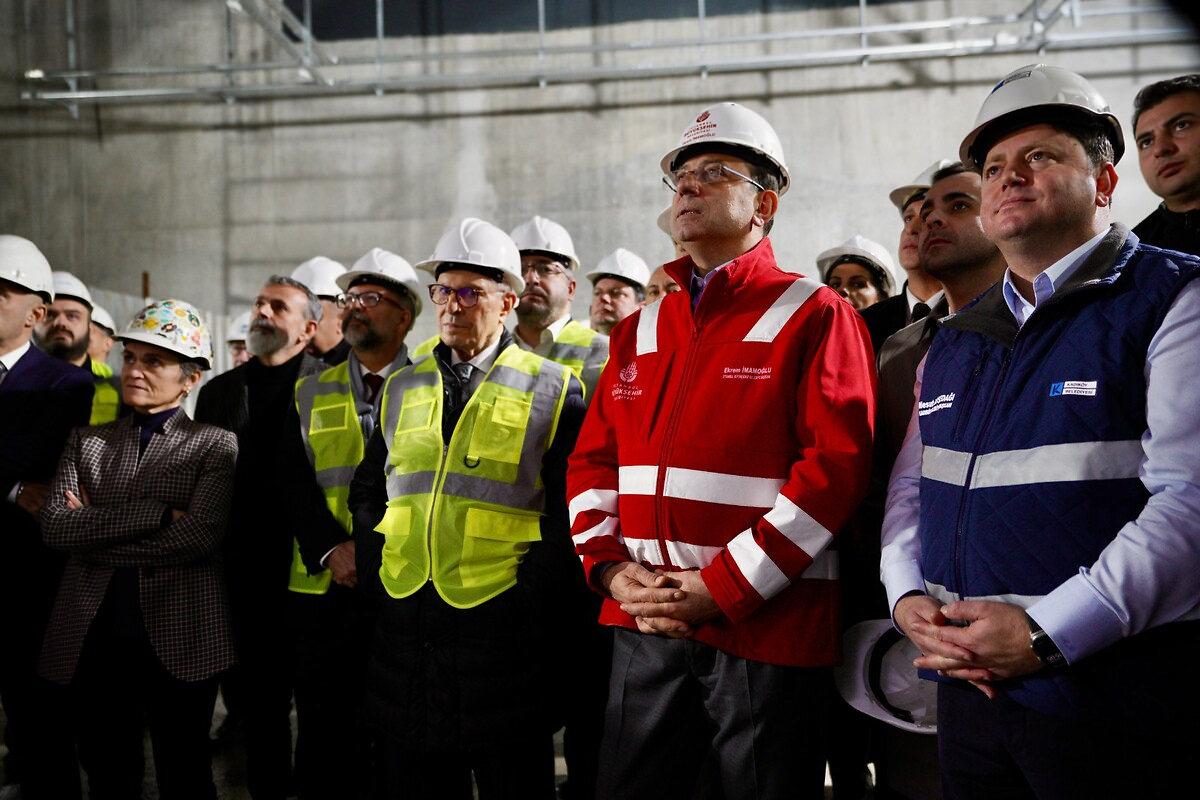 'Asrın Yolsuzluğu' davası kapsamında yargılanan Ekrem İmamoğlu, Ümraniye - Ataşehir - Göztepe Metro Hattı'nın şantiyesinde incelemelerde bulunurken, 18 Aralık 2024 (İmamoğlu, İçişleri Bakanlığı kararıyla 23 Mart 2025'te İBB Başkanlığı görevinden uzaklaştırılmıştı.)