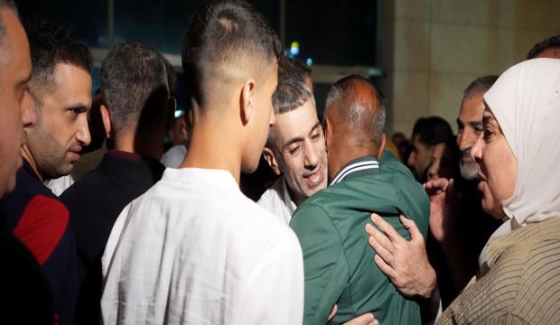 Sevincin gerisinde 25 yıl var! Filistinli mahkum g&ouml;rmediği oğluna kavuştu