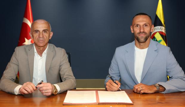 Fenerbah&ccedil;e transferde ilk bombayı Vedat Muriqi ile patlattı! &Ccedil;ubuklu ile ilk poz