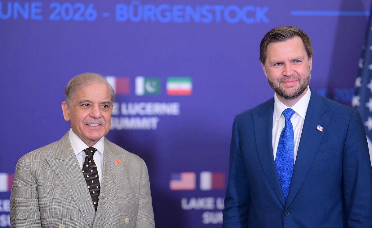Pakistan Başbakanı Şahbaz Şerif (solda), ABD ile İran arasında gerçekleşecek teknik düzeydeki görüşmelere katılmak üzere bulunduğu İsviçre'nin Bürgenstock kentinde ABD Başkan Yardımcısı JD Vance (sağda) ile bir araya geldi.