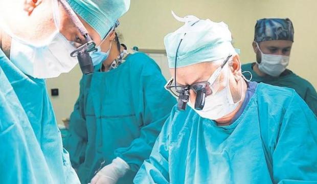 Tıp tarihinde bir ilk: Malatya&rsquo;da 8&rsquo;li &ccedil;apraz karaciğer nakliyle d&uuml;nya rekoru kırıldı!