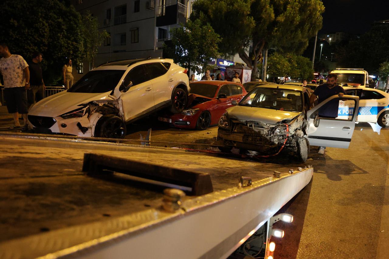  Seyir halindeyken kalp krizi geçirip park halindeki araçlara çarpan sürücü hastanede öldü.