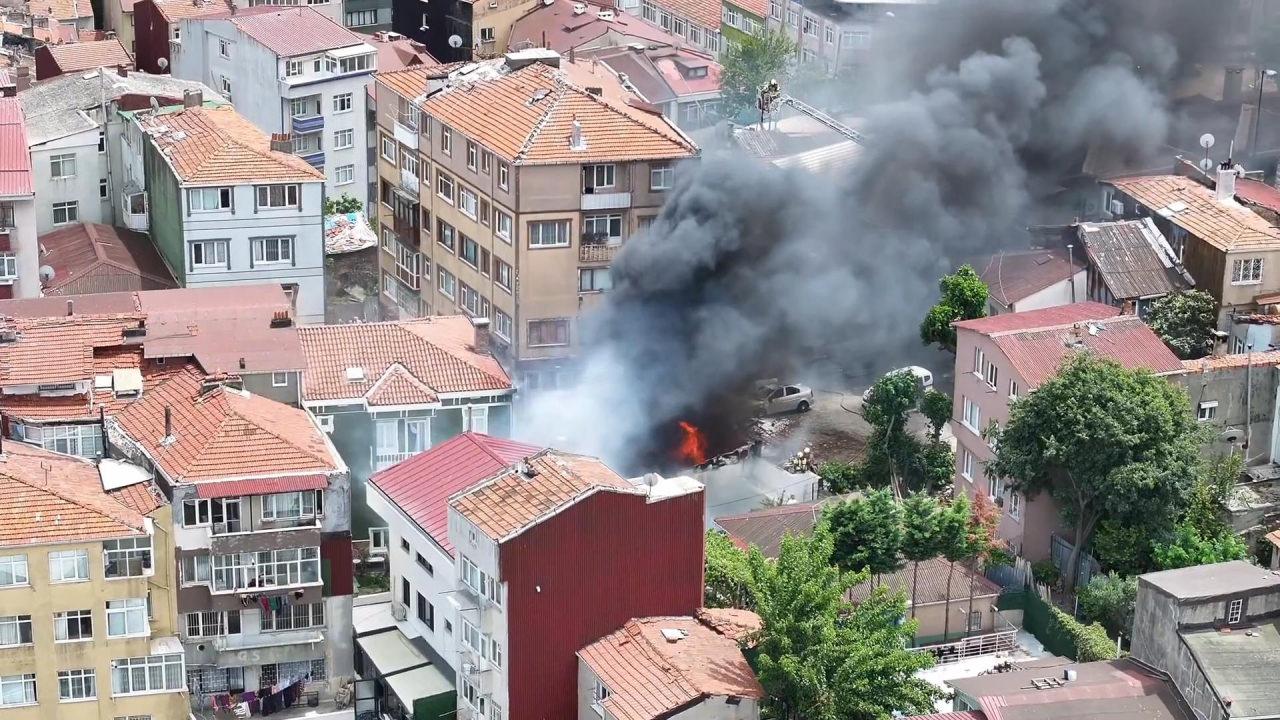 İstanbul Fatih'te bir binada çıkan yangın ve araçlara sıçrayan alevler