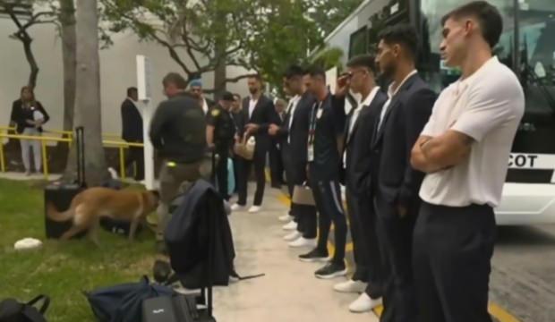 Yıldız futbolcular otob&uuml;sten indirildi! ABD'ye gelen milli takıma k&ouml;pekle arama