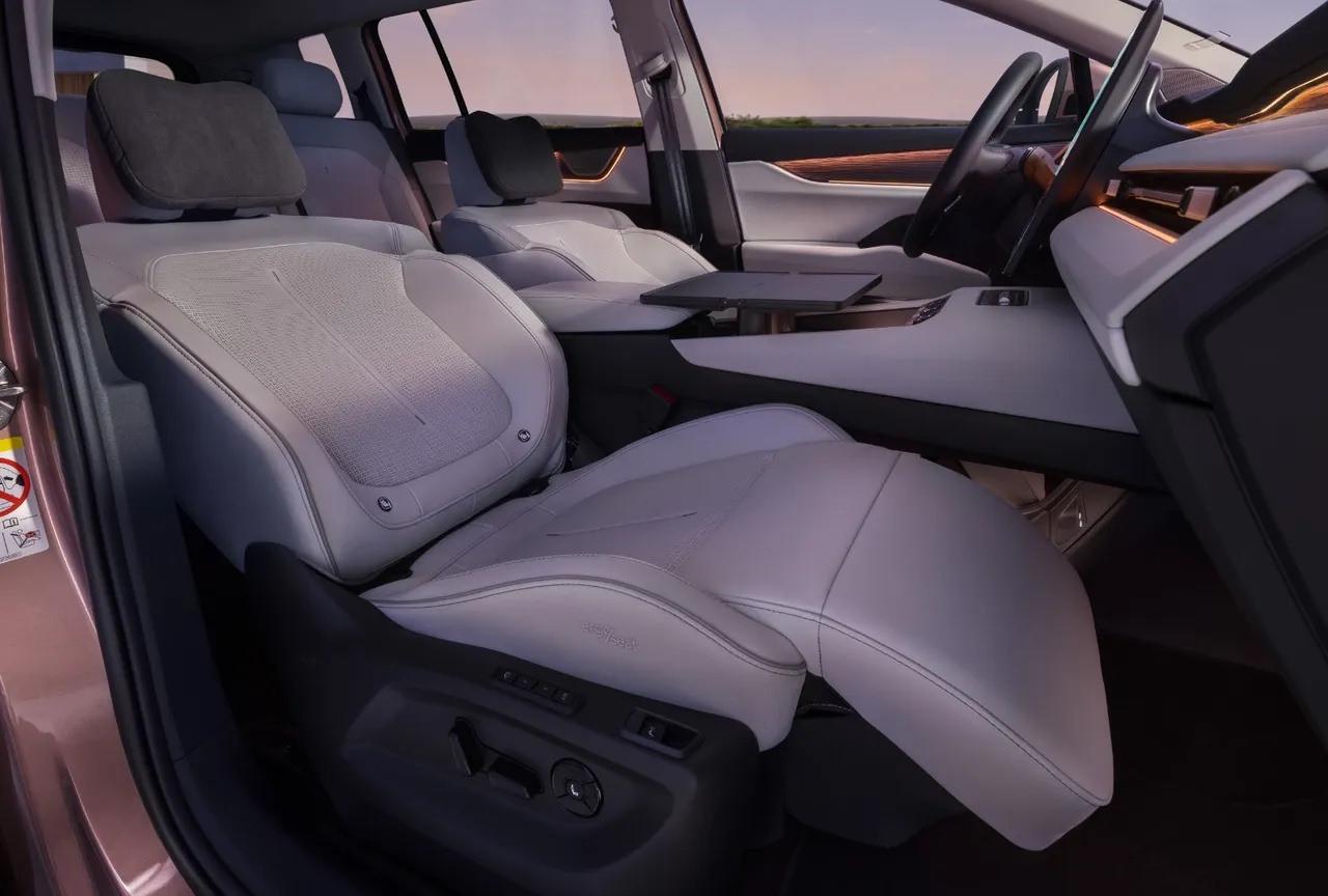 Skoda tarihinin en büyüğü sahneye çıktı: 7 koltuklu dev SUV 'Peaq' tanıtıldı!