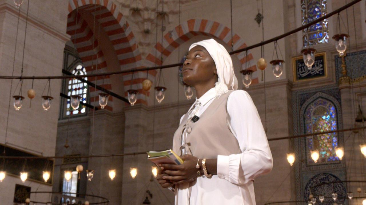 Süleymaniye Camii'nde Müslüman olan Sandrıa Bıangmane
