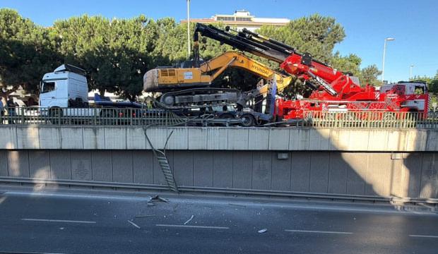 Bah&ccedil;elievler'de y&uuml;rekleri ağza getiren kaza: Yol kapatıldı!