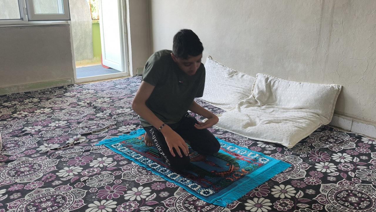 Bünyamin Aktaş (15) namaz kılıyor.
