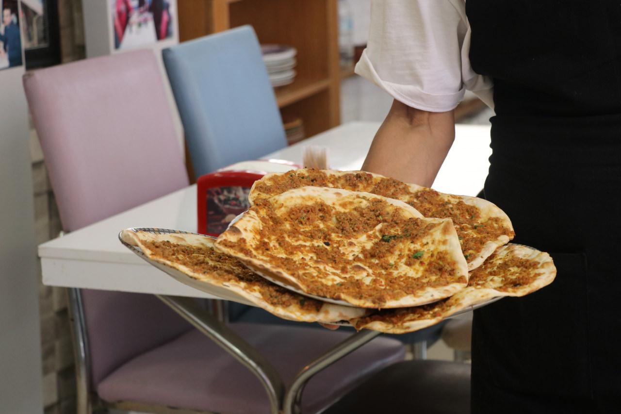 50 TL'ye satılan lahmacunlar.