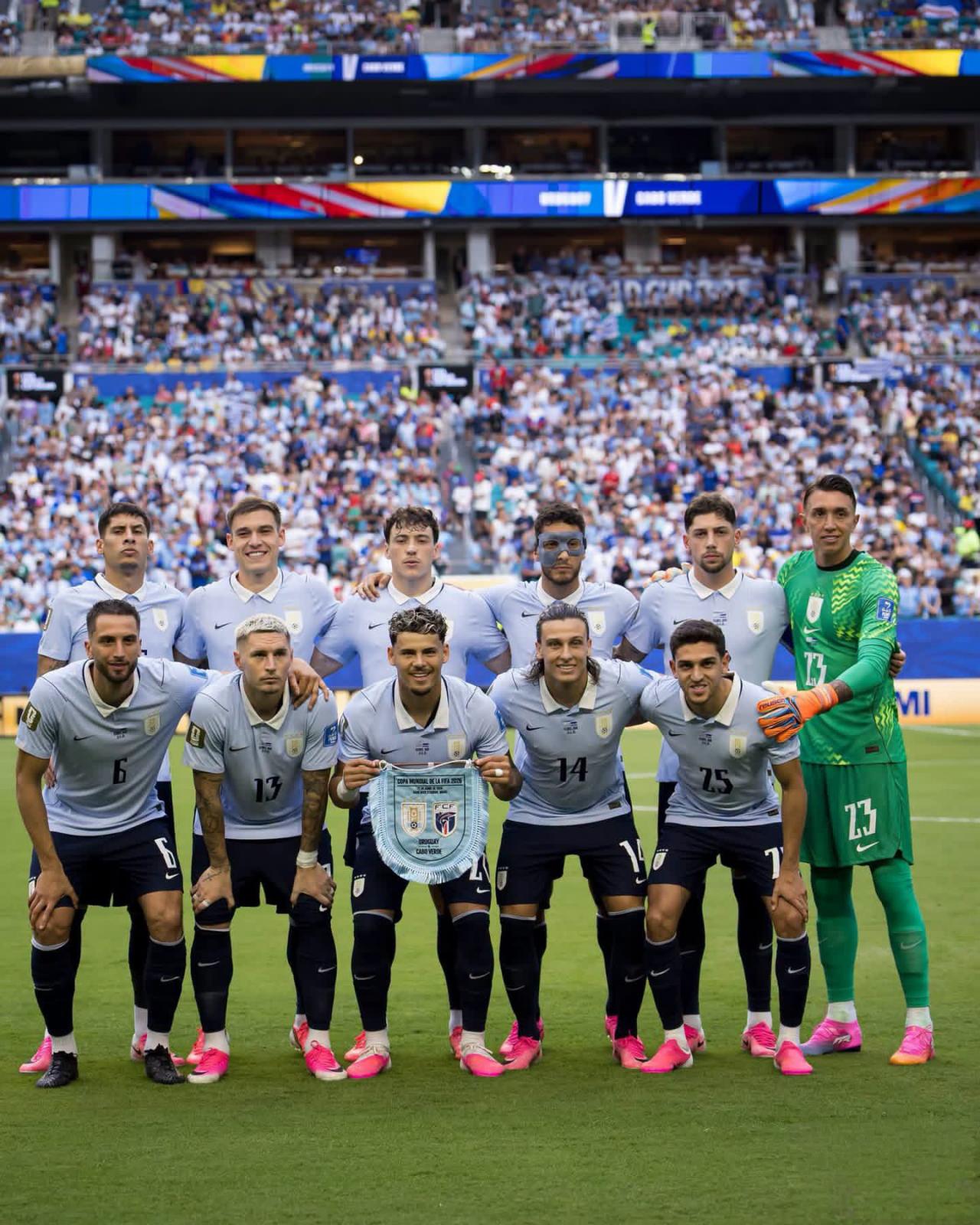 Yeşil Burun Adalı maçı öncesi Uruguaylı futbolcuların seremonide çektirdiği fotoğraf