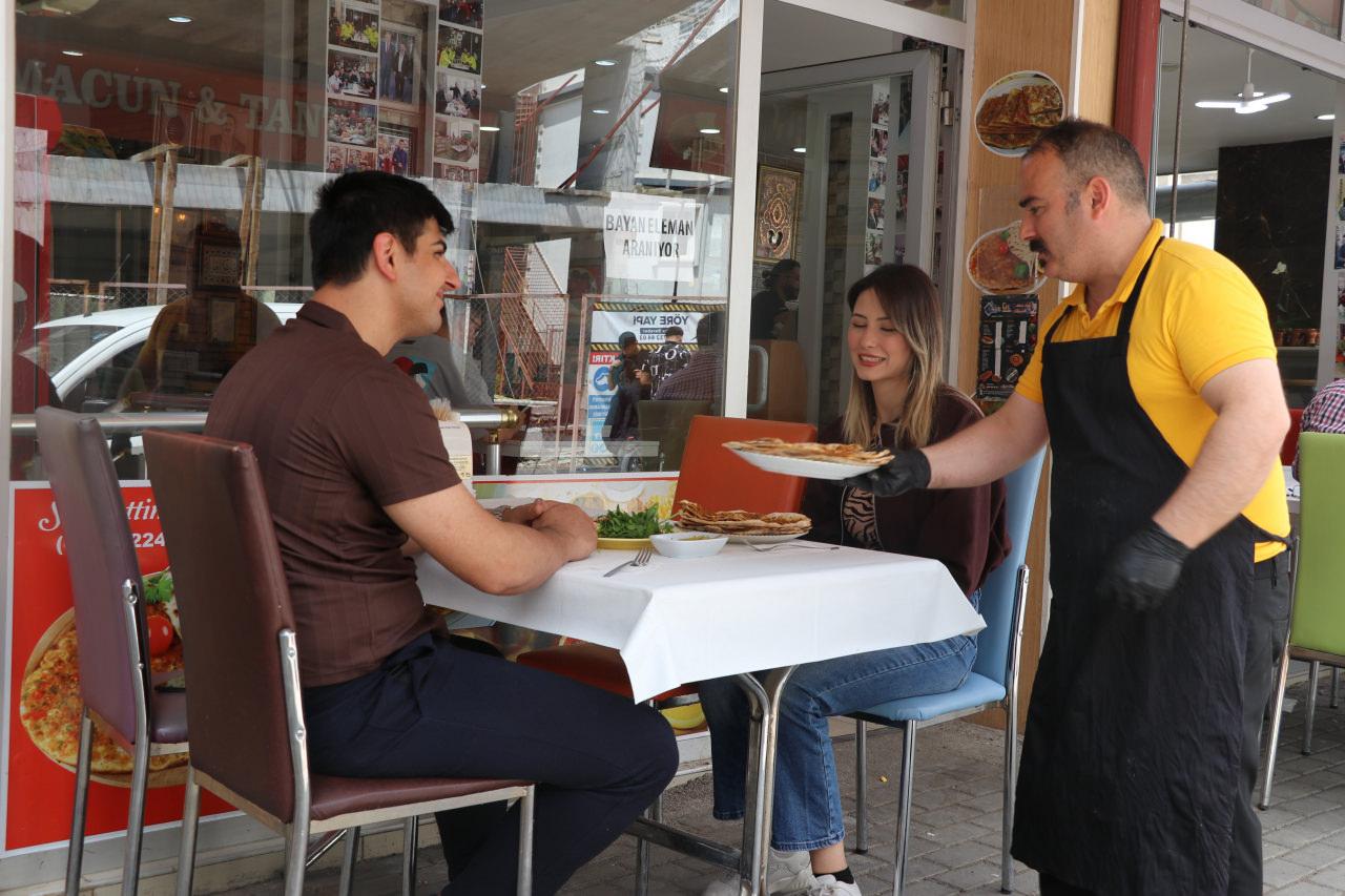 Ucuza lahmacun sattığı için şikayet edilen esnaf açıklama yaptı. 