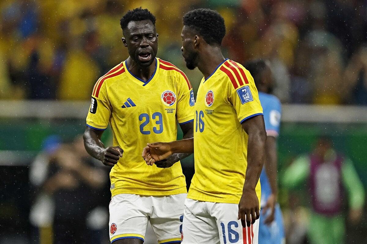 Davinson Sanchez sahada maç hazırlığı yaparken