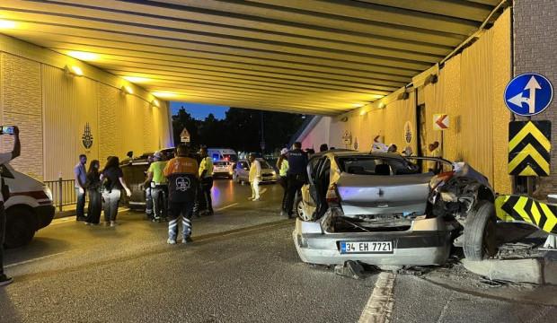 Bakırk&ouml;y&rsquo;de hafif ticari ara&ccedil; ile otomobil &ccedil;arpıştı: 5 yaralı
