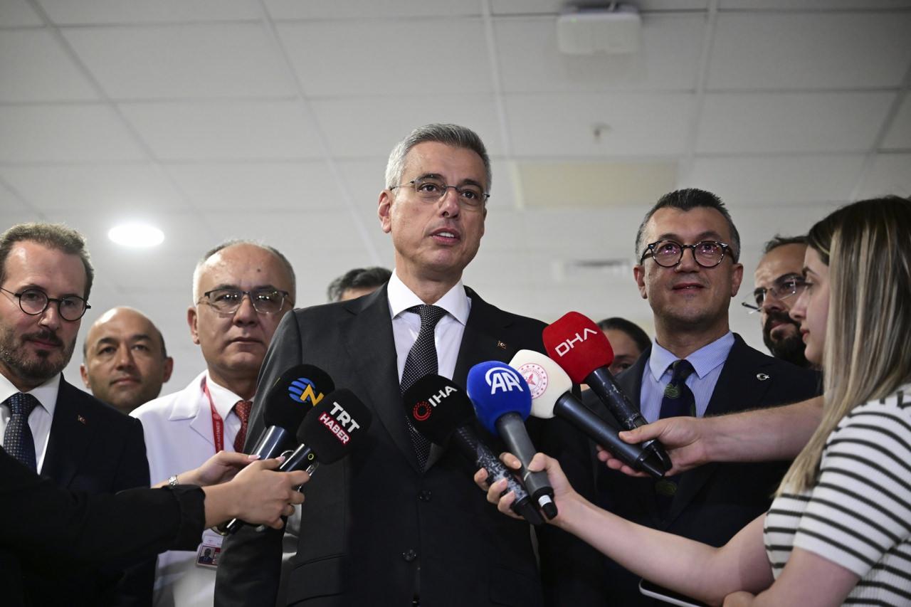 Yerli kalp-akciğer makinesiyle ilk ameliyatı gerçekleştiren ekibin fotoğrafı.