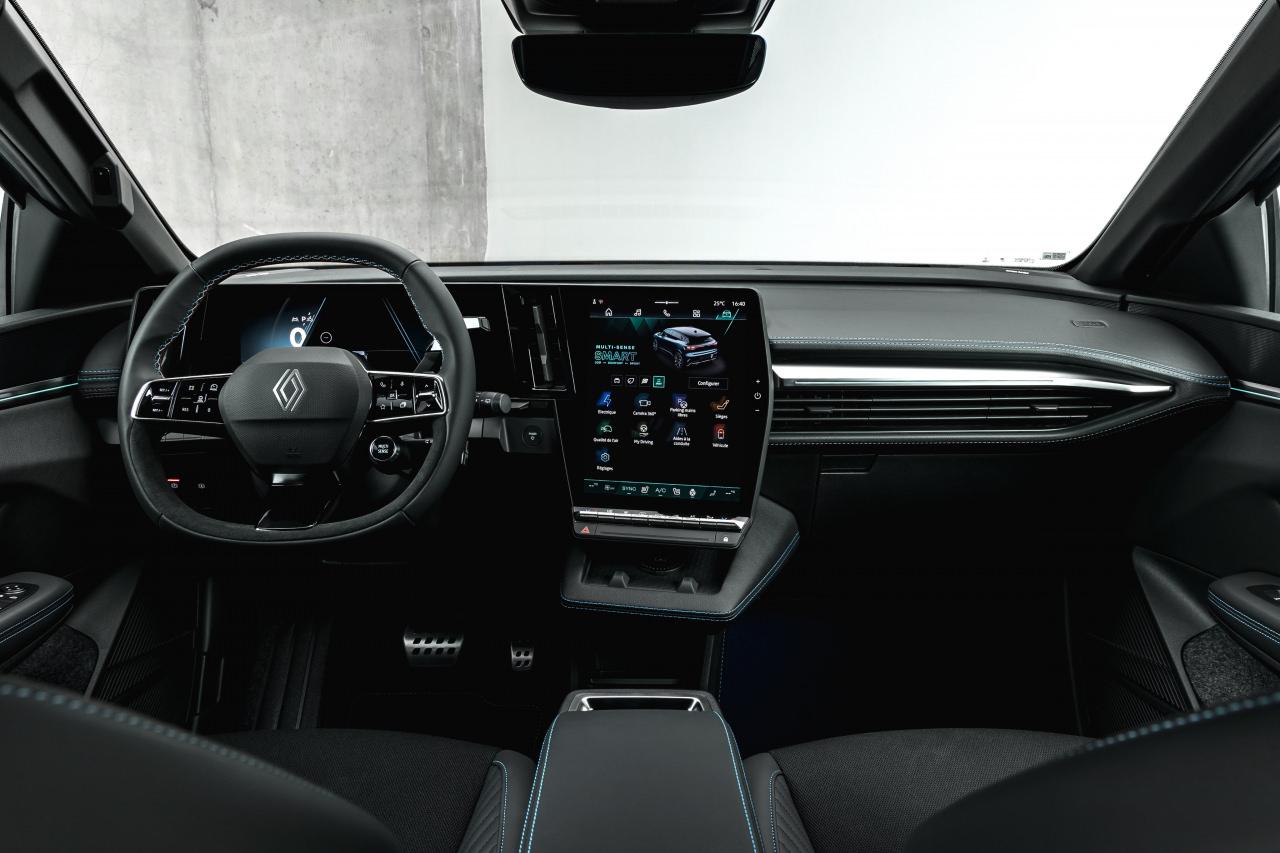 Megane E-Tech Elektrikli, güncellenen tasarımı ve gelişmiş teknolojileriyle dikkat çekiyor.