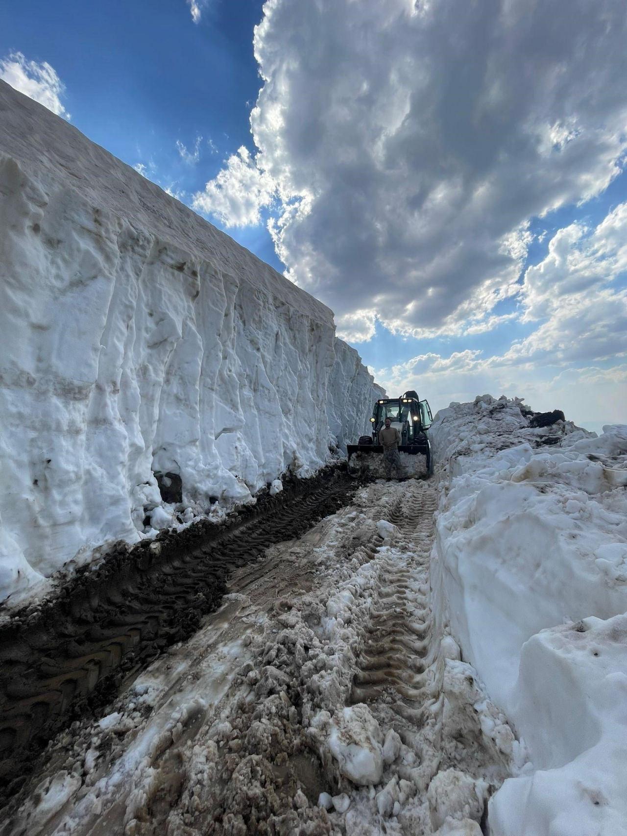 Karlı yollar göçerler için açılıyor.