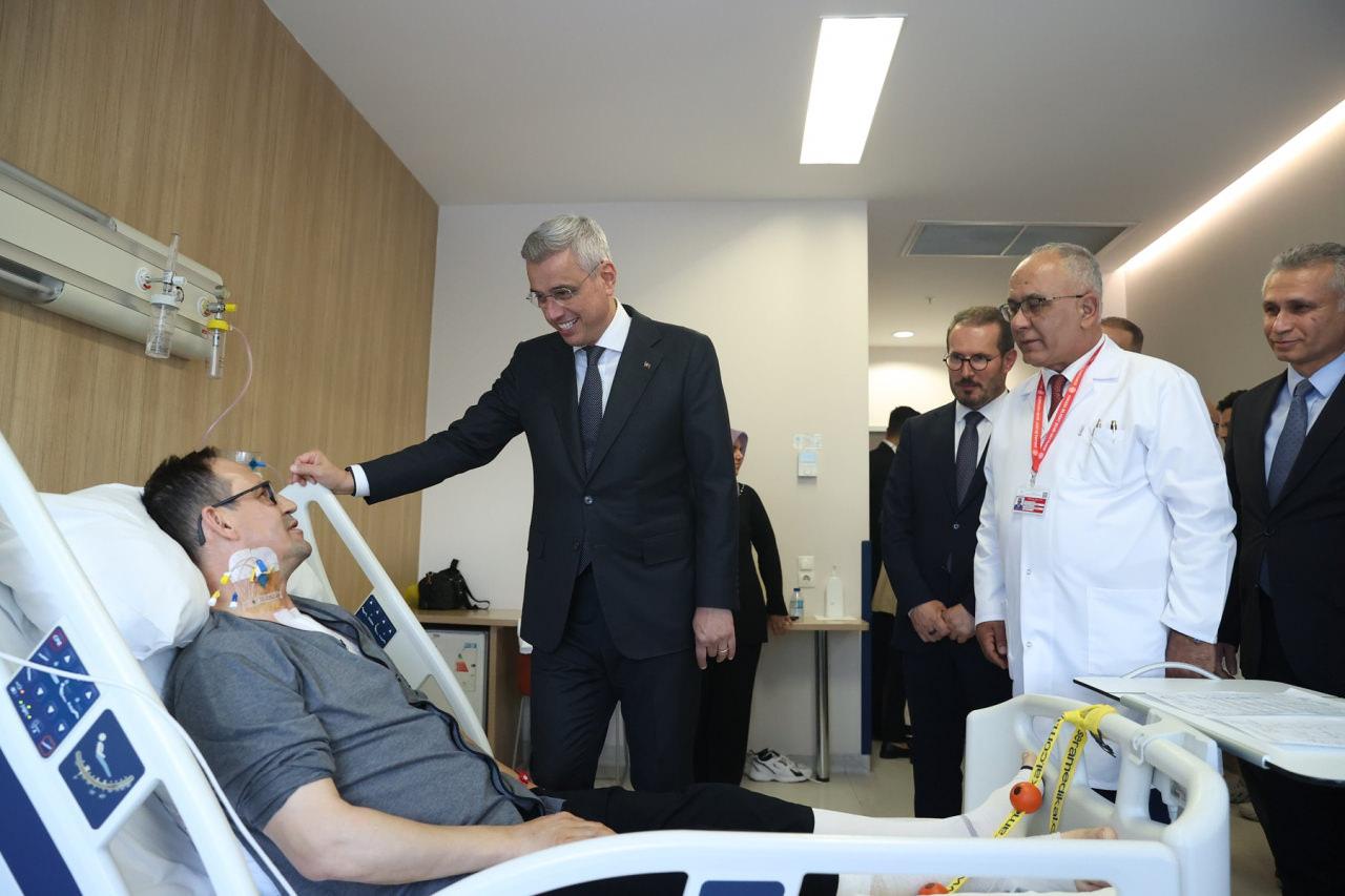Sağlık Bakanı Kemal Memişoğlu, Ankara Bilkent Şehir Hastanesi'nde ilk kez yerli kalp-akciğer makinesi 'LIFELINE HLM' kullanılarak ameliyat edilen Bülent Yeniay'ı ziyaret etti.