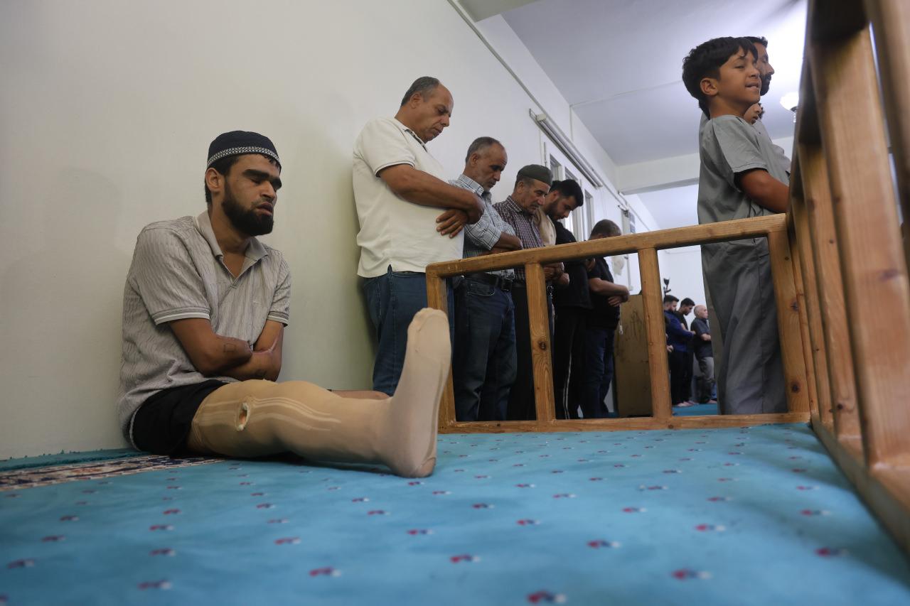  Babasına uzattığı demirin elektrik tellerine değmesiyle akıma kapılarak kollarını ve bacağını kaybeden Ahmet ibadet ederek yaşama tutundu.