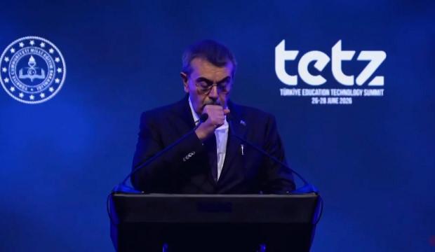 K&uuml;rs&uuml;de boğazı kuruyan Bakan Tekin verilen suyu oturarak i&ccedil;ti